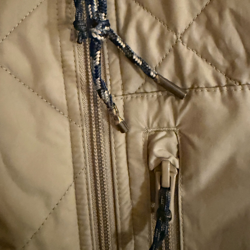 Diamond quilted light weight PATAGONIA jacket. Men’s size large tan and navy - Picture 2 of 12